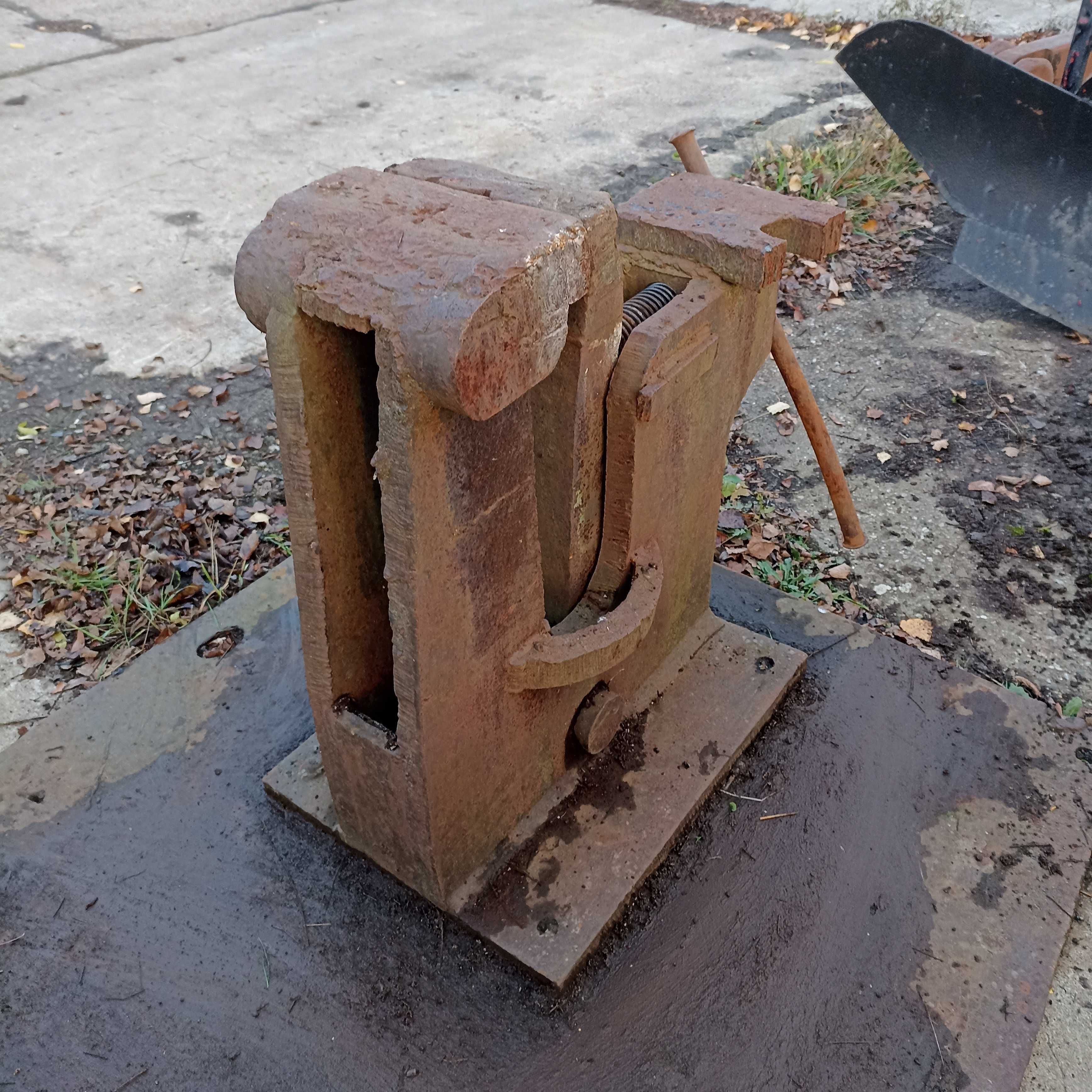 Stare duże imadło 245kg
