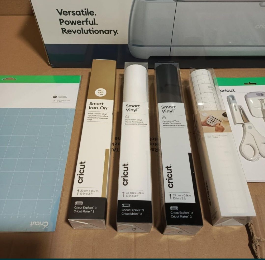 Ploter Cricut Maker 3 z wyposażeniem.