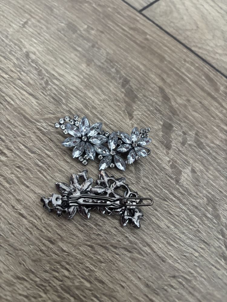 Spinki damskie w motywie kwiatowym