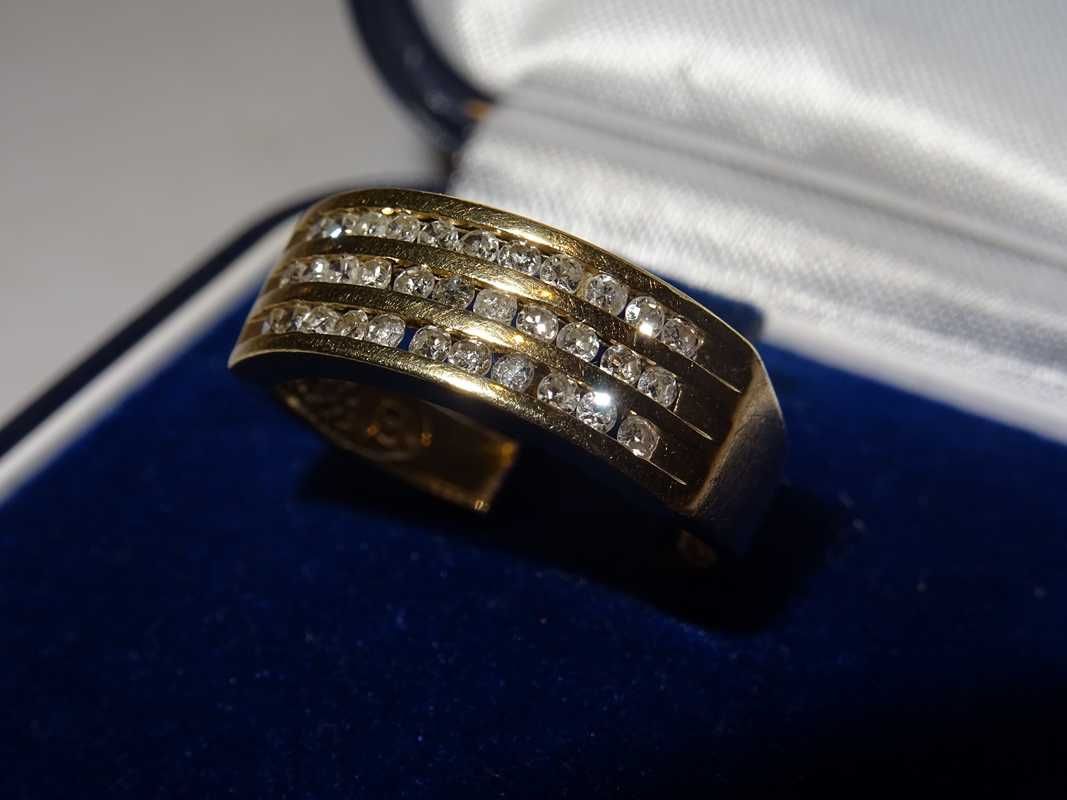 Złoty pierścionek - obrączka z diamentami