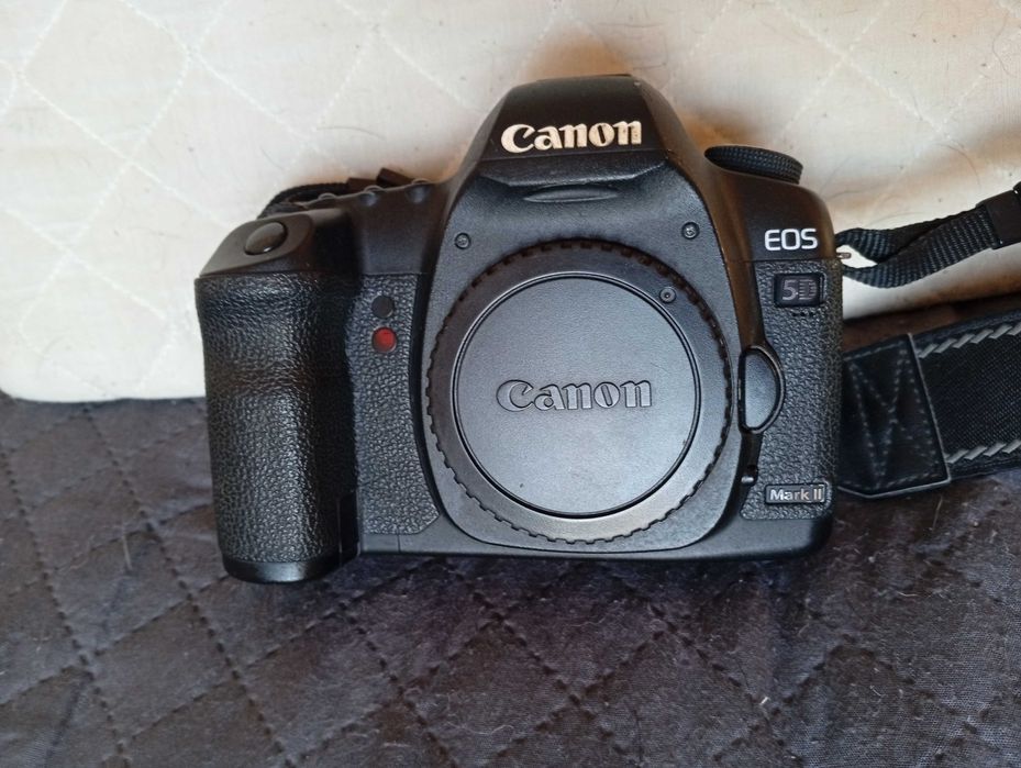 Canon 5D Mark II com 2 baterias e carregador original.