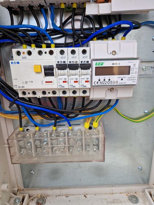 Skrzynka elektryczna, erbetka, rozdzielnia budowlana z licznikiem