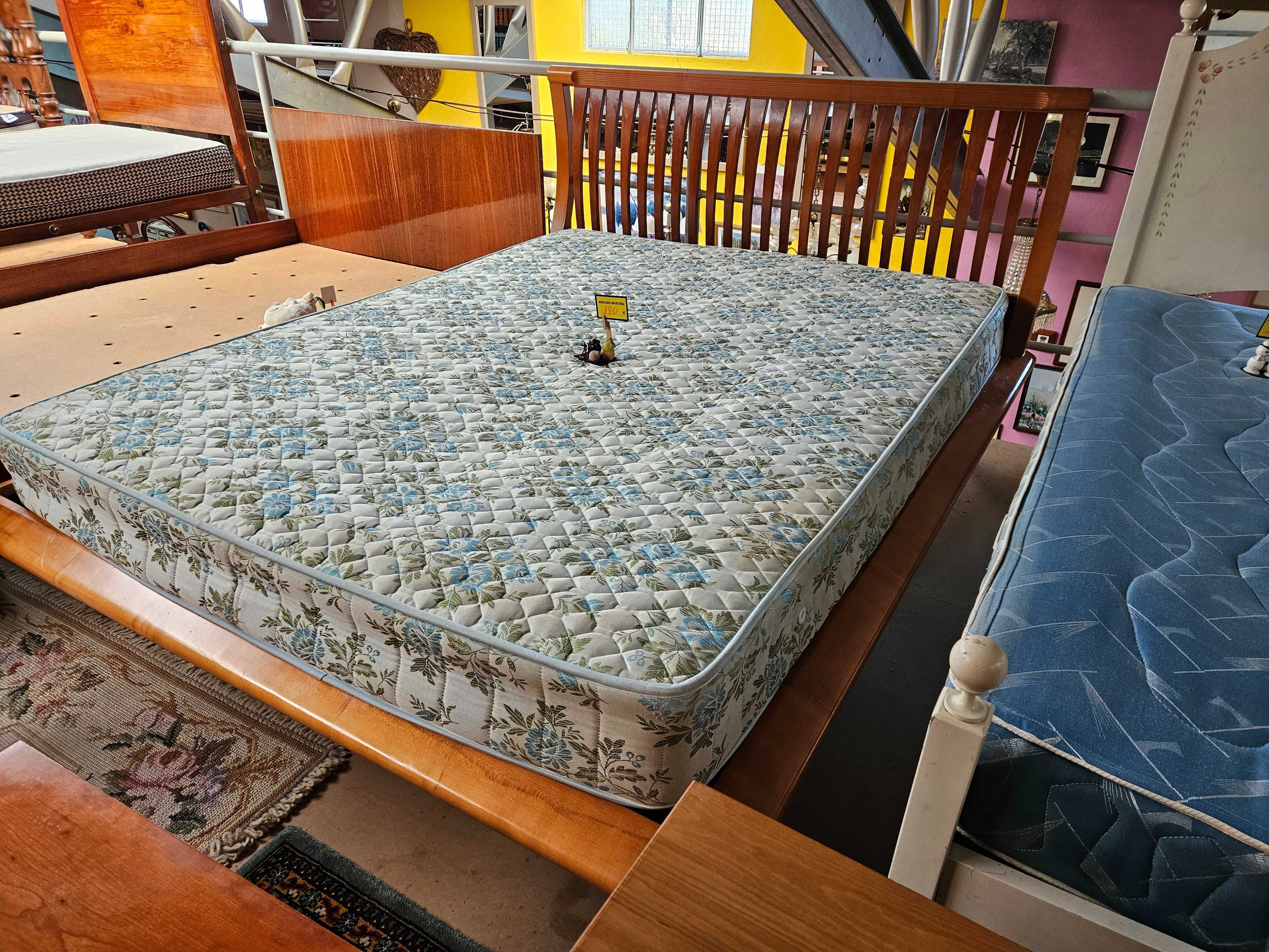 Cama com estrado e colchão - Bom estado geral