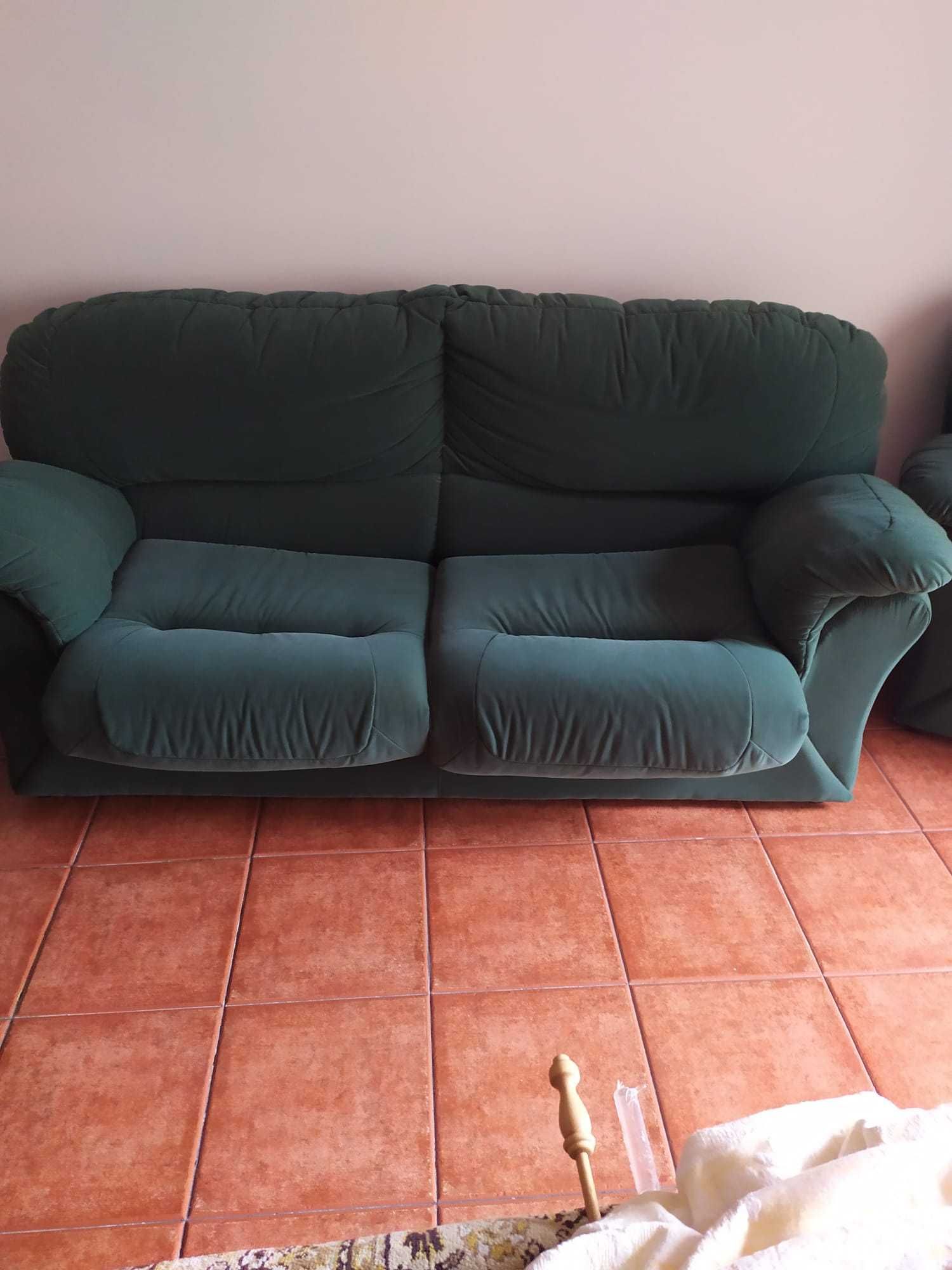 sala de estar: sofás, mesa e móvel de tv