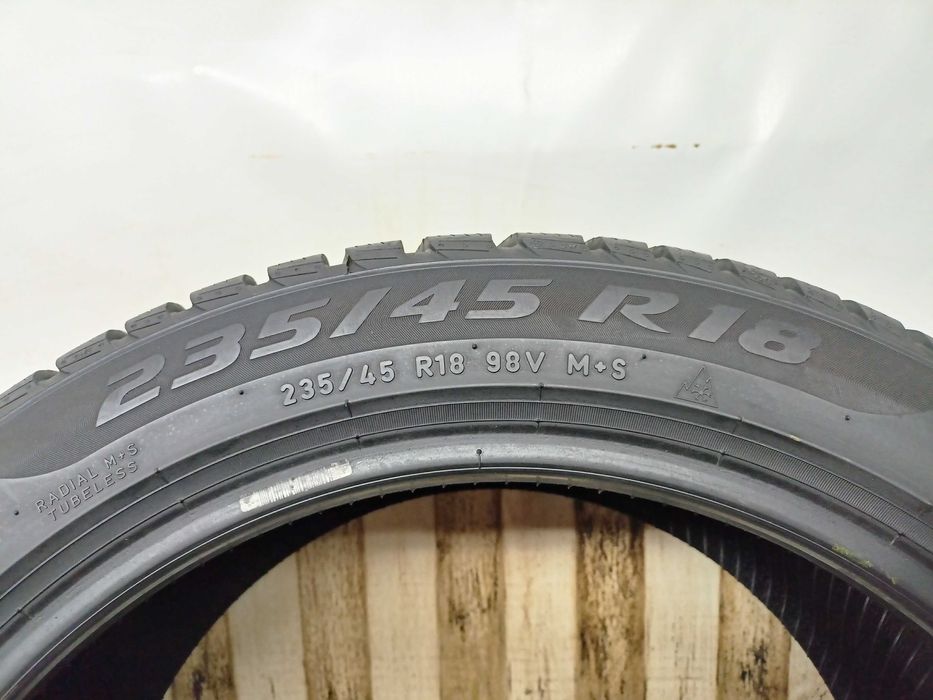 Pirelli SottoZero 3 235/45/18 23r. 98V 7,2mm (4675)