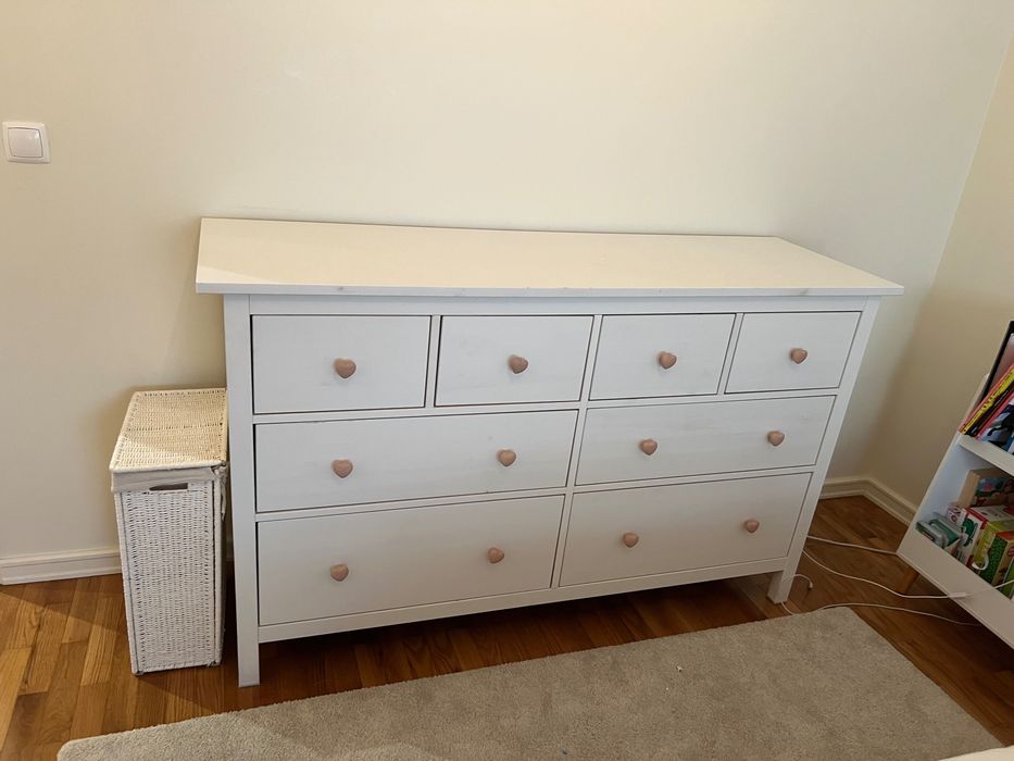 Cômoda Hemnes com puxadores