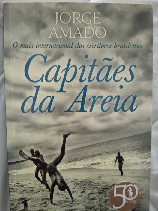 Vendo o livro "Capitães da Areia" de Jorge Amado.