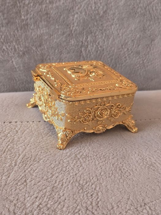 Piękna bogatozdobiona szkatułka metalowa w stylu Faberge Paris.