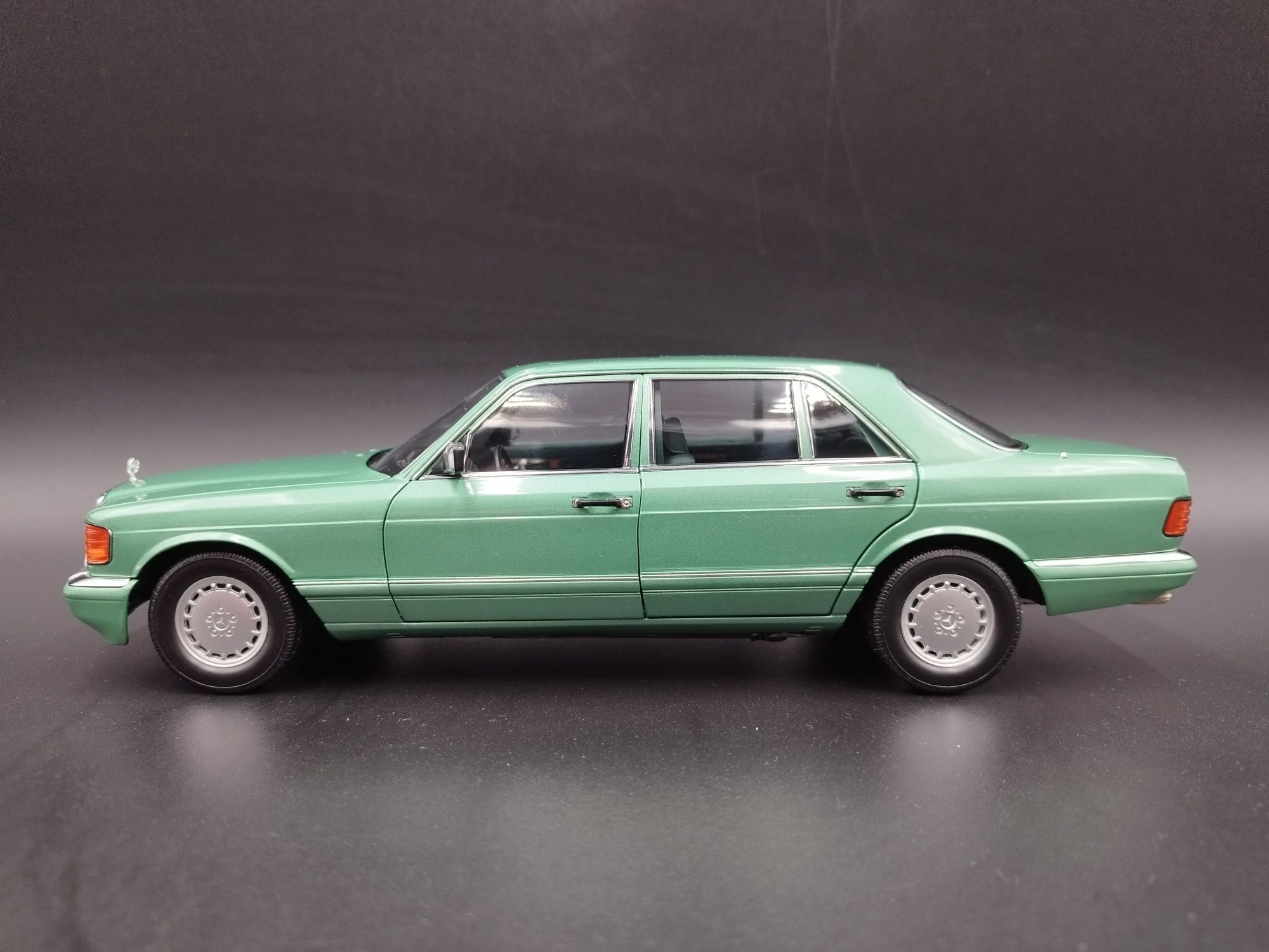 1:18 Norev 1991 Mercedes 560 SEL model nowy