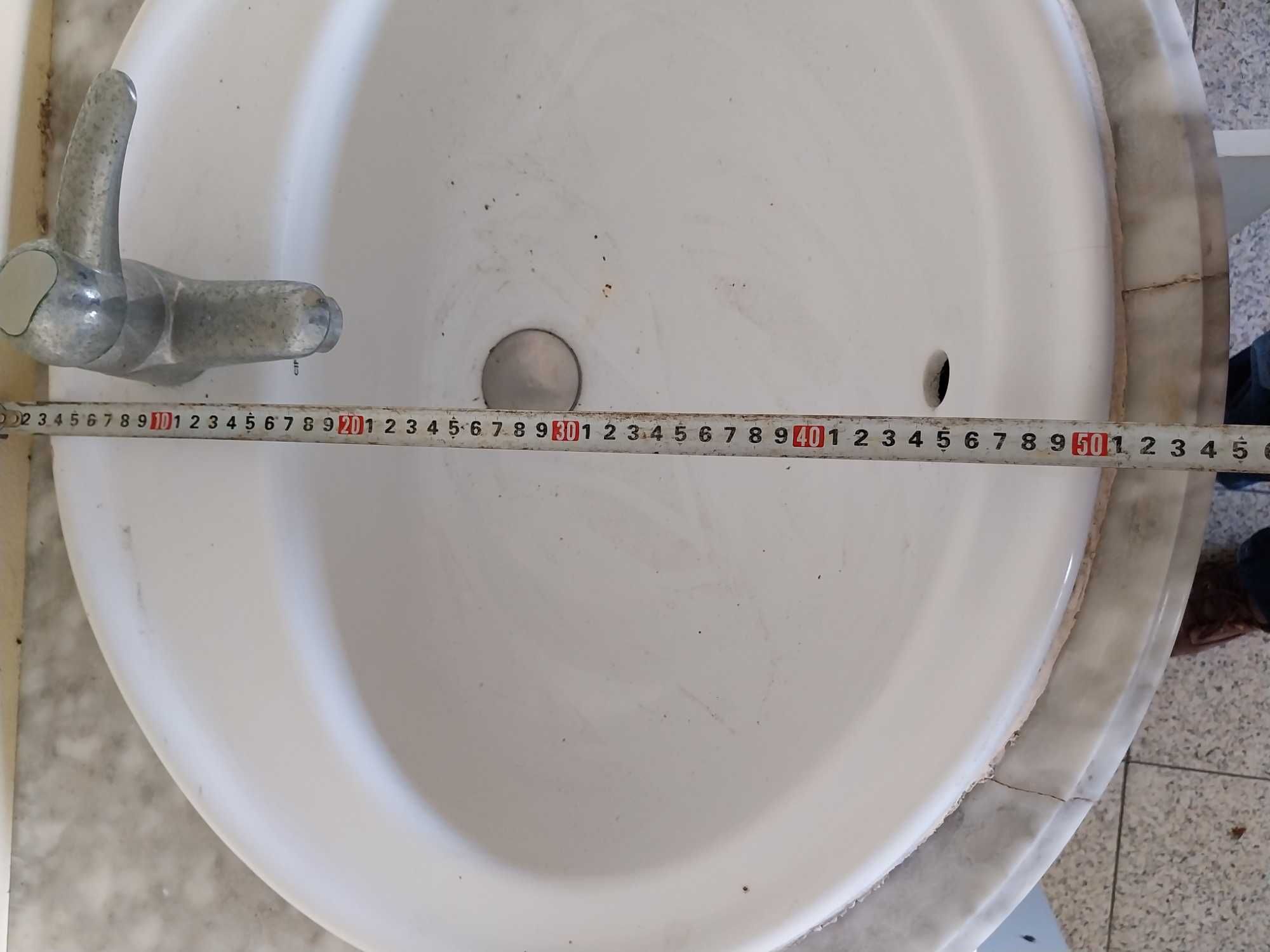 Armário de casa de banho com lavatório e com torneira