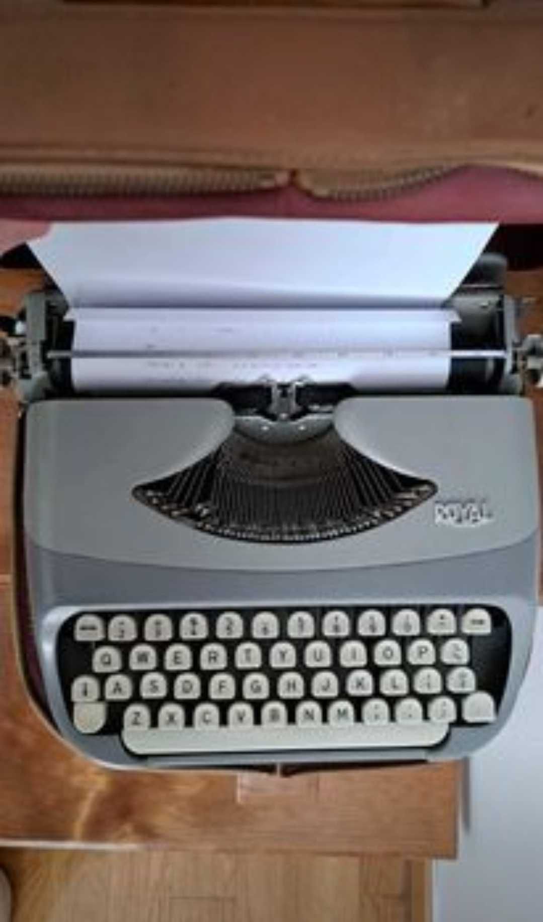 Máquina de escrever marca Royal