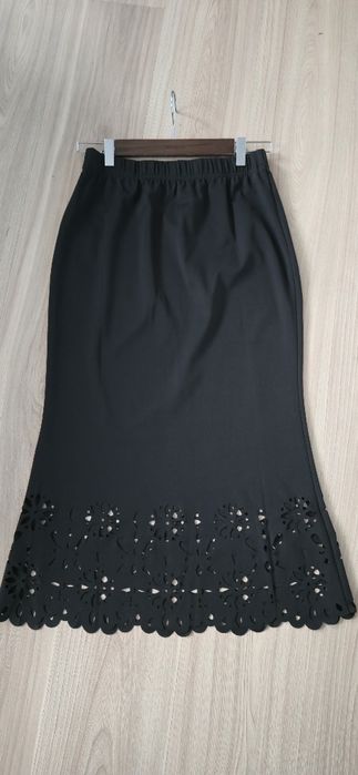 Spódnica z koronką wycinaną laserowo