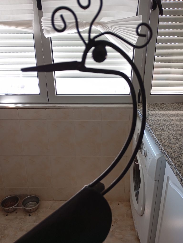 Mesinha em ferro com porta velas