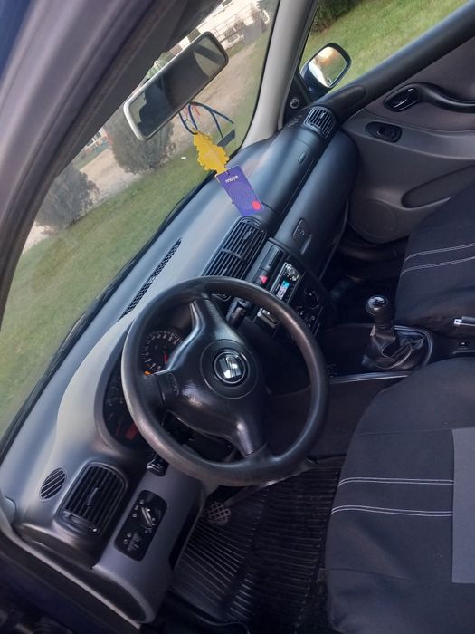 Sprzedam seata leona 1 6 niski przebieg 202595