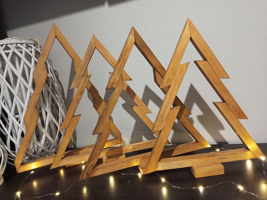 Drewniane choinki i Stroik na Wszystkich świętych.