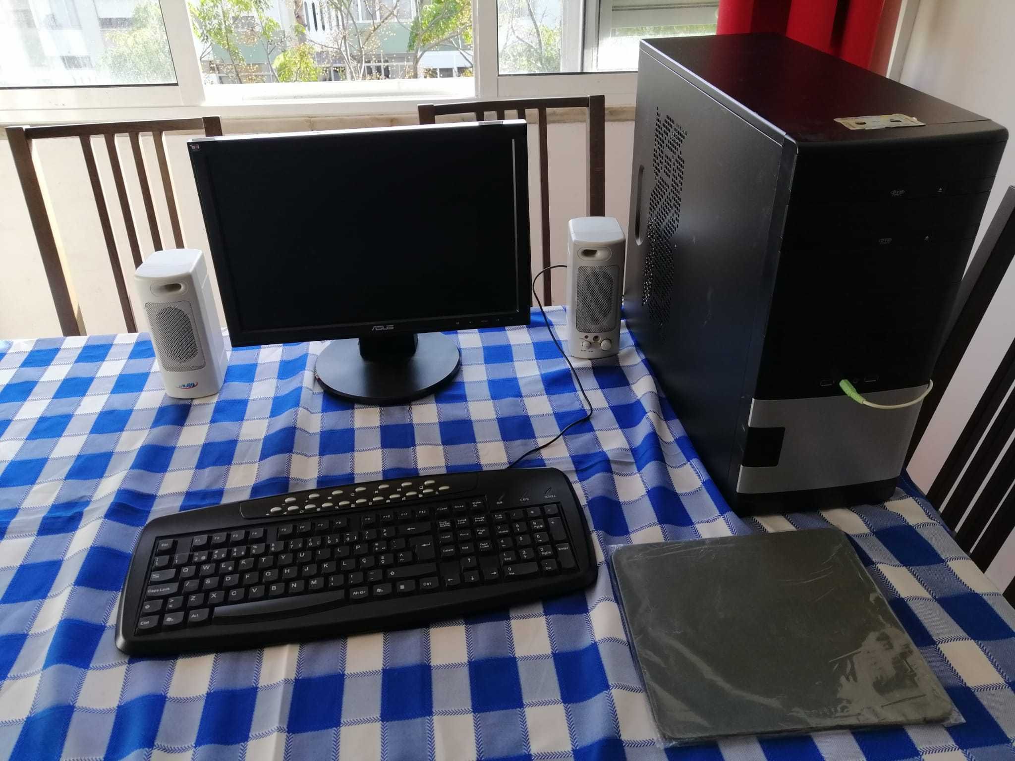 Computador com monitor e colunas, SSD, windows 10