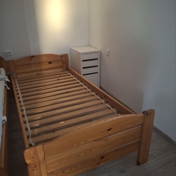 Łóżko drewniane jednoosobowe