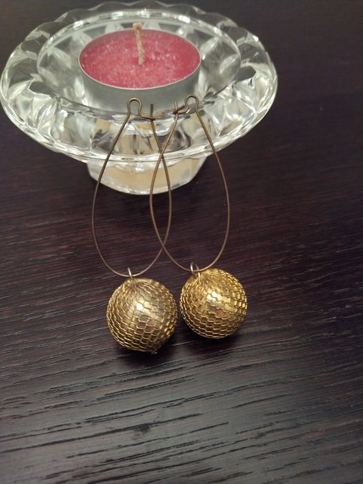 Brincos dourados elegantes e sofisticados