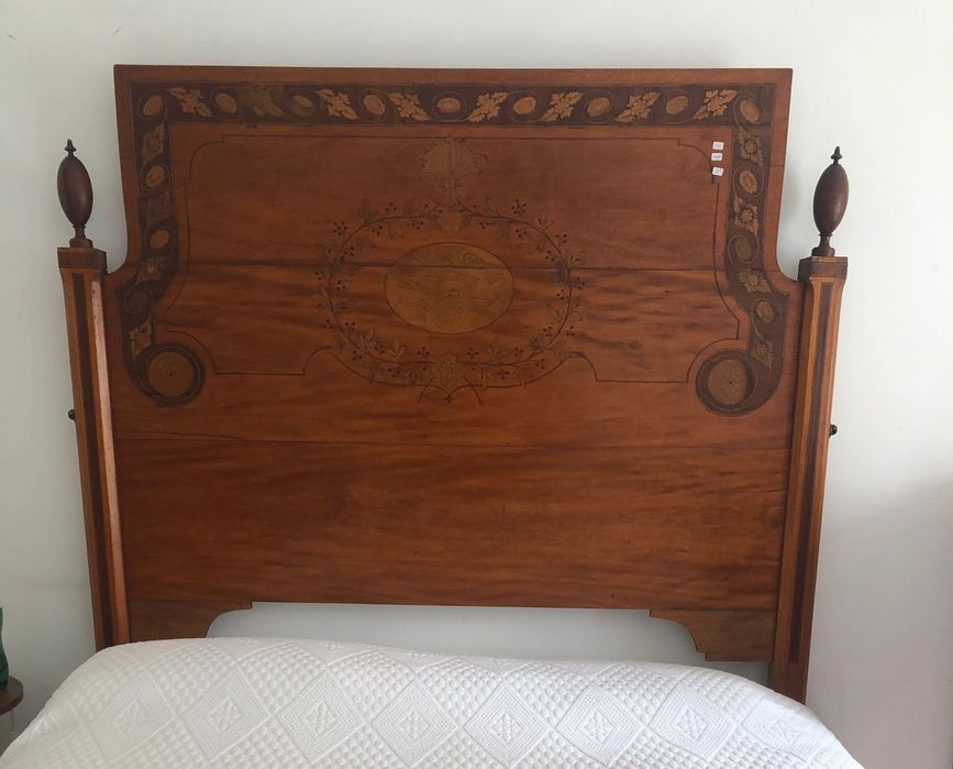 Cama de casal D.Maria em espinheiro c/ embutidos