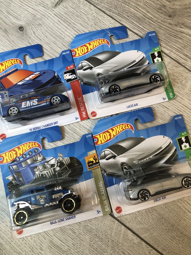 Машинки hot wheels.