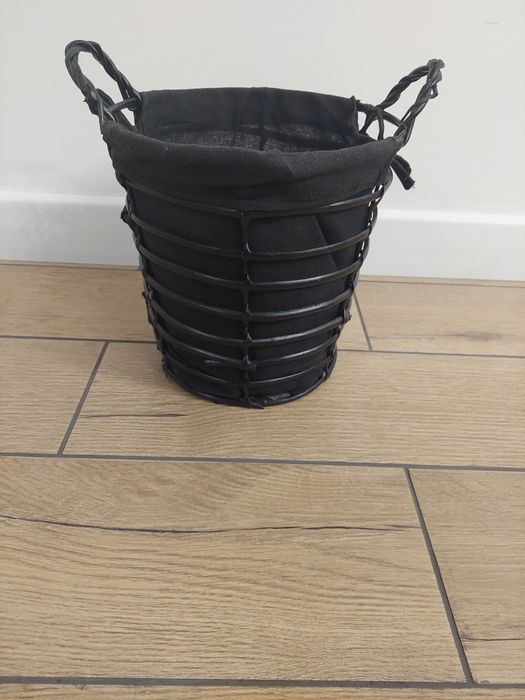 Czarny koszyk z materiałem