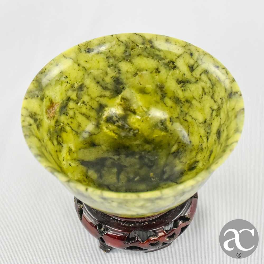 Taça Chinesa em jade verde com base em madeira, início séc. XX