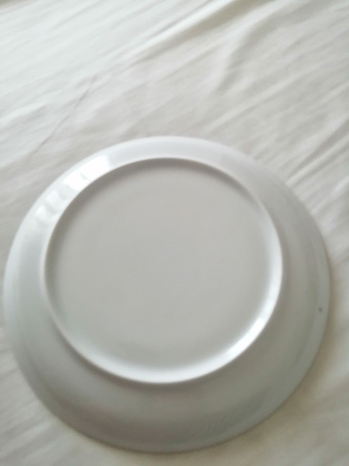 Pratos de porcelana brancos