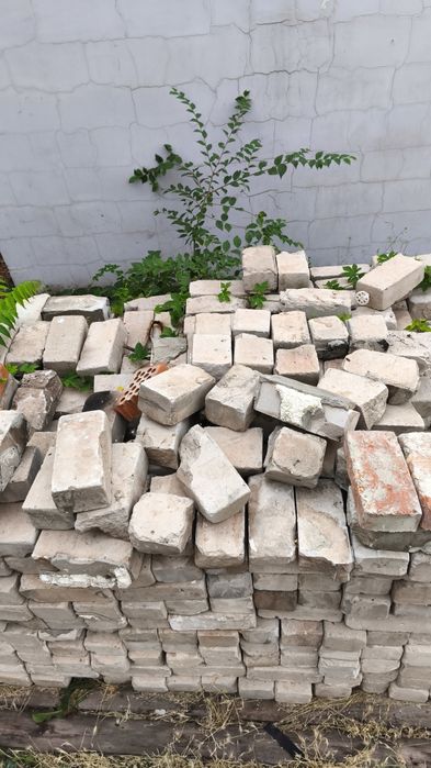 Цегла б/у та сміття будівельне