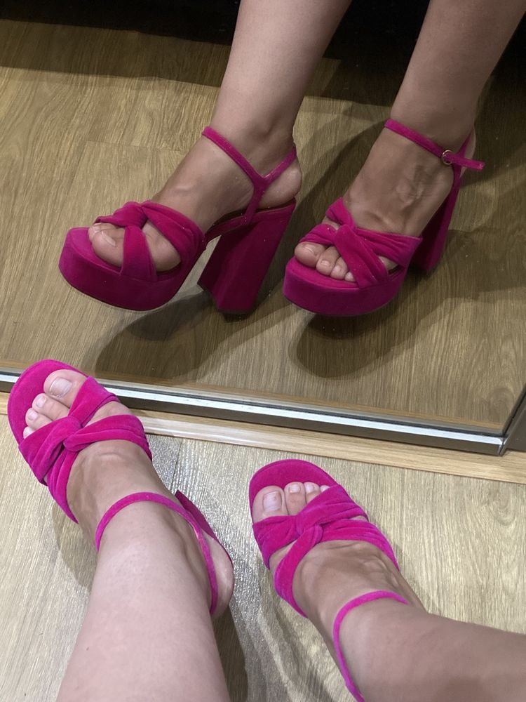Sandálias rosa choque