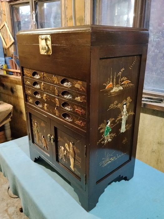 Антикварный комод.