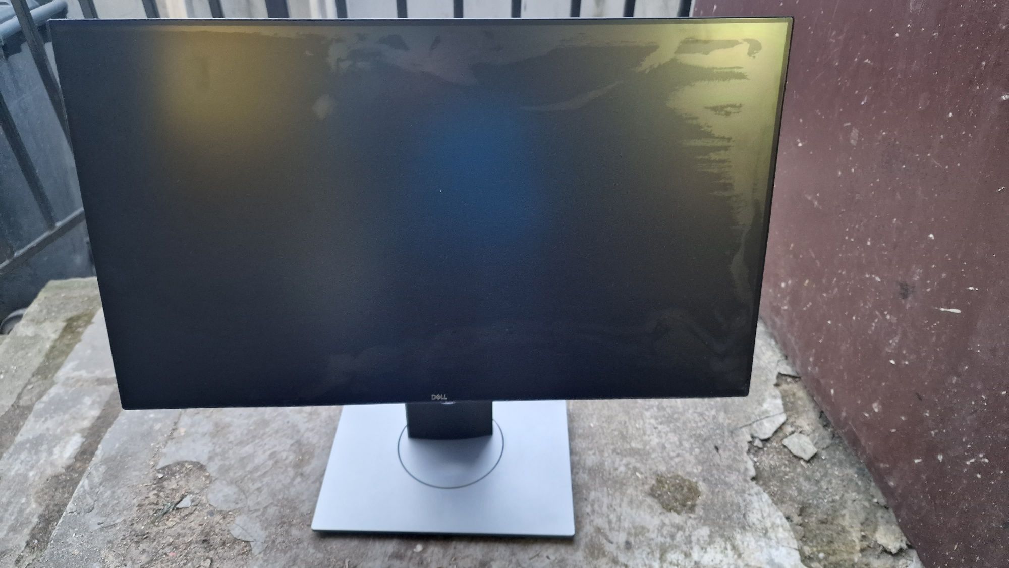 Monitor Dell  Led 24 całe 2017 rok - uszkodzony