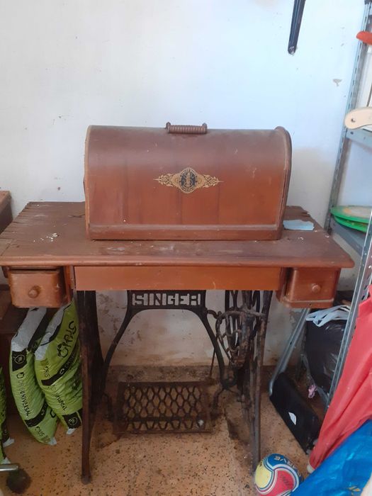 Máquina de costura Singer de pedal vintage com móvel original e tampa