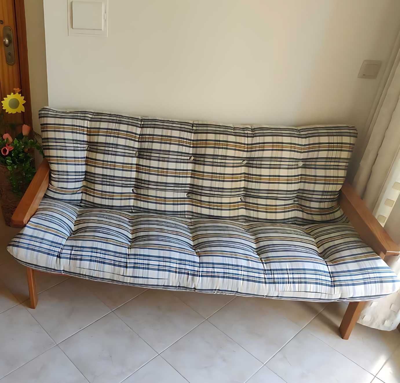Sofá de madeira com almofadão acolchoado – 3 lugares