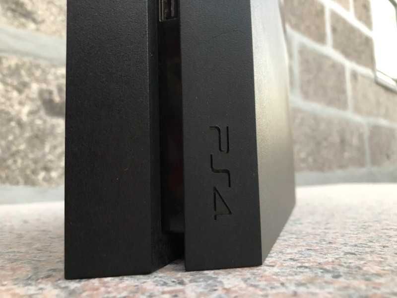 PlayStation 4 Preta