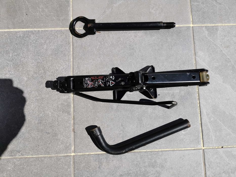 Jante pneu suplente Renault 205-55-R16, macaco, chave rodas, parafusos