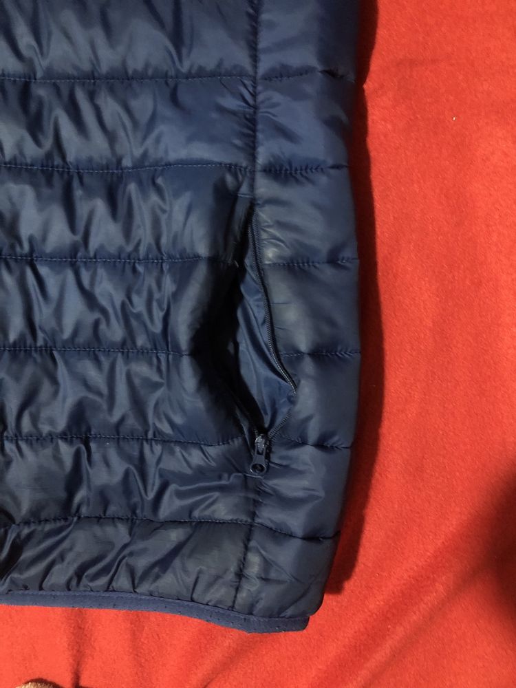 Colete almofadado, com bolsos latetais e fecho inteiro