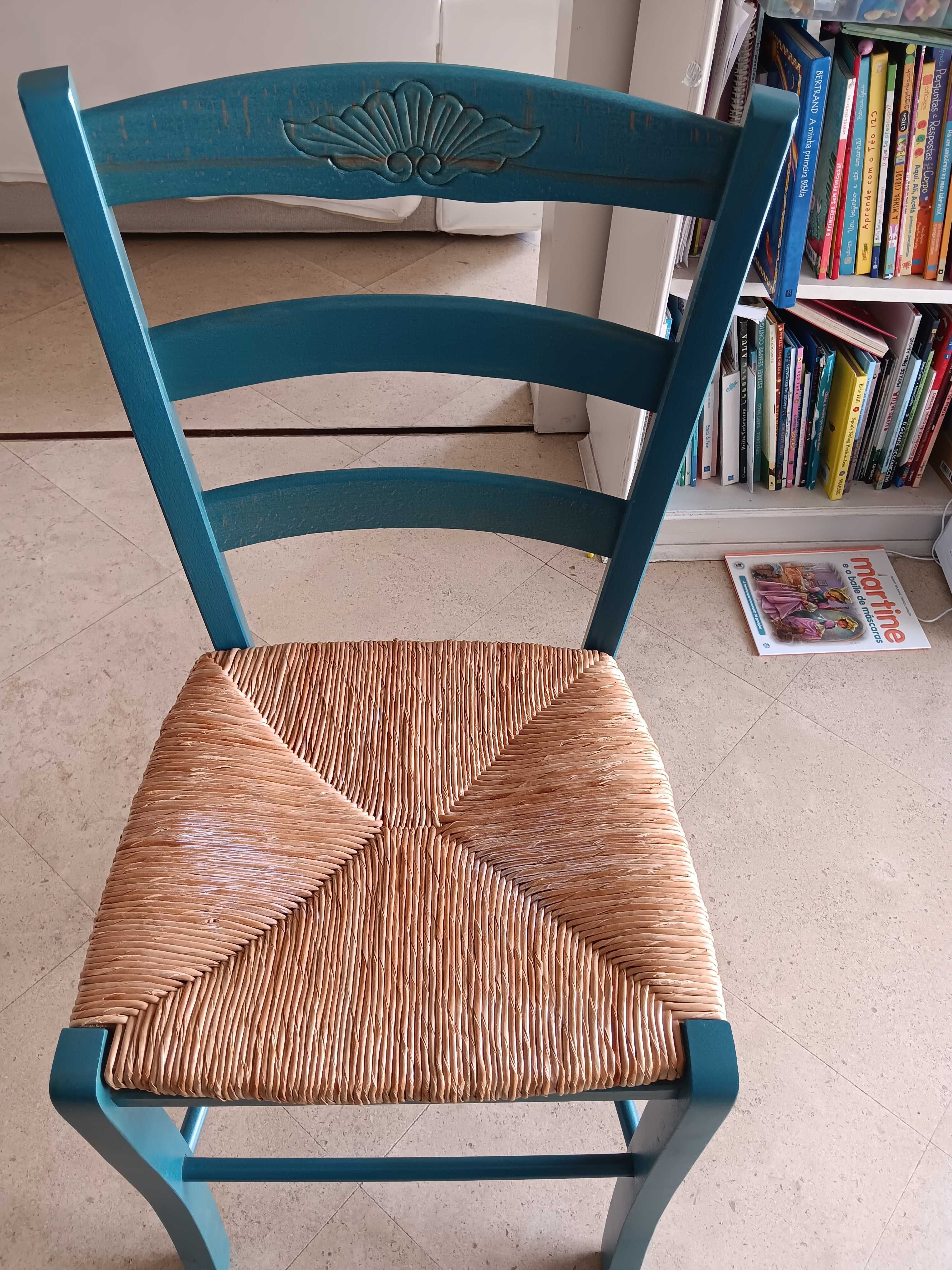 Cadeira de madeira e palhinha