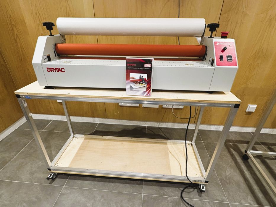 Laminadora da mesa DRYTAC JM34 com a mesa de apoio