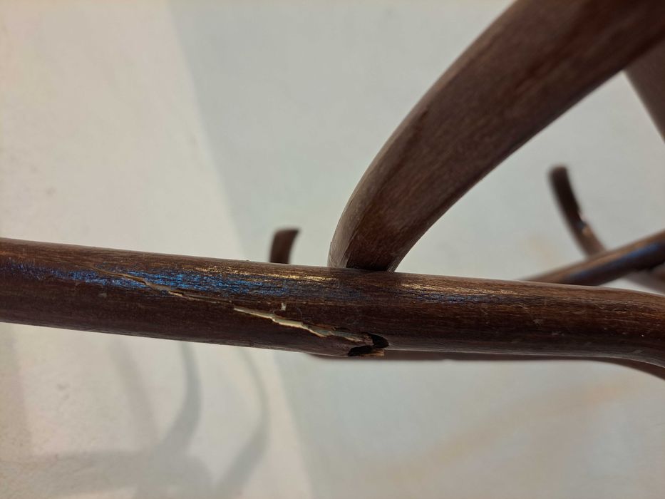 Wieszak podłogowy drewniany gięty ciemny