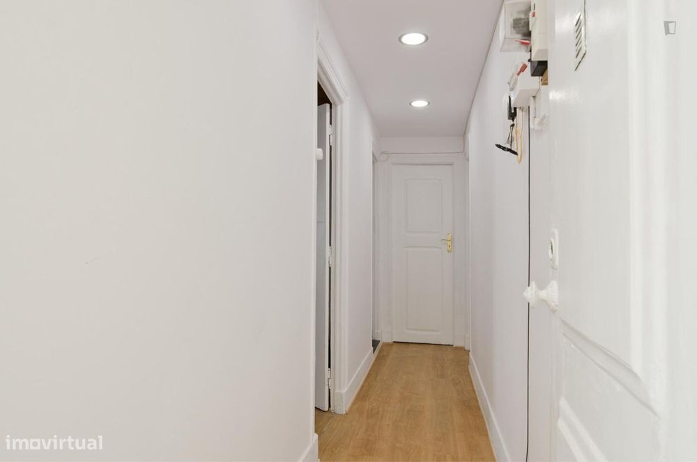 28299 - Quarto com cama de casal em apartamento...