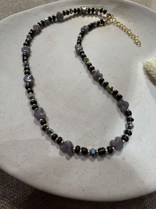 Naszyjnik z czarnych koralików i serduszek, elegancki dodatek 41-46 cm