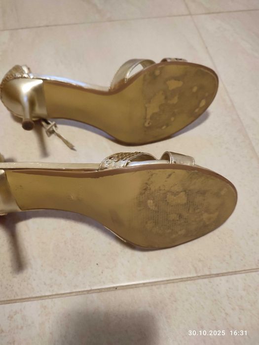 Złote szpilki sprzedam