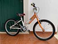 Bicicleta de criança usada em bom estado