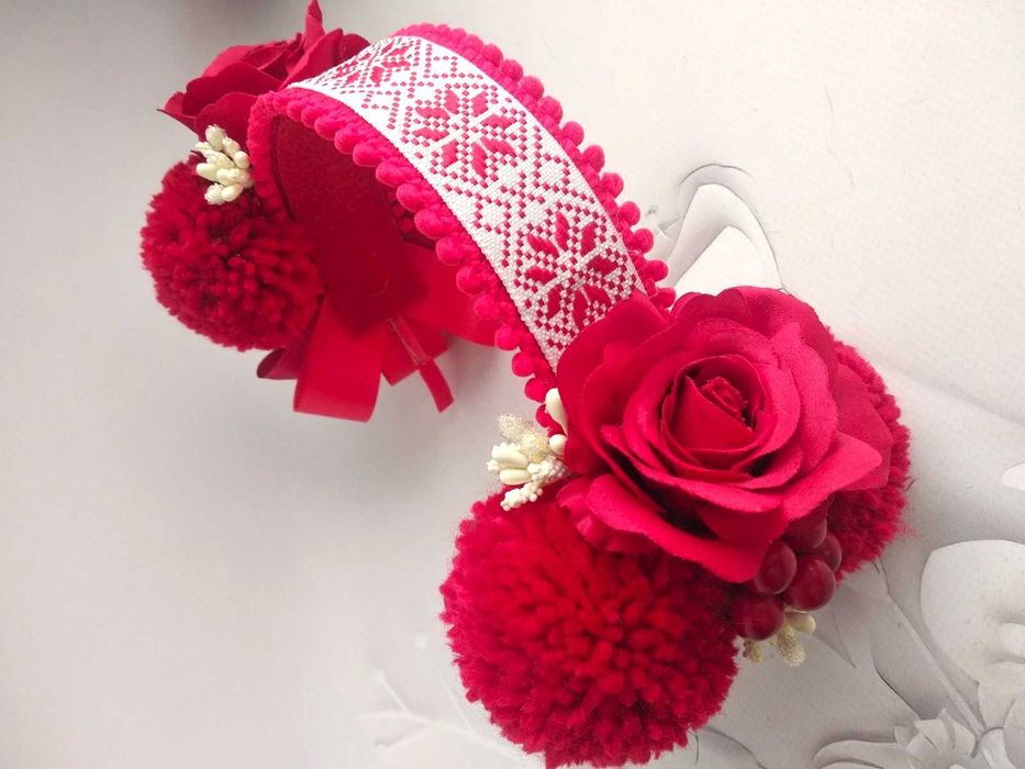 Ошатне Чільце українське з помпонами червоне "Паняночка"