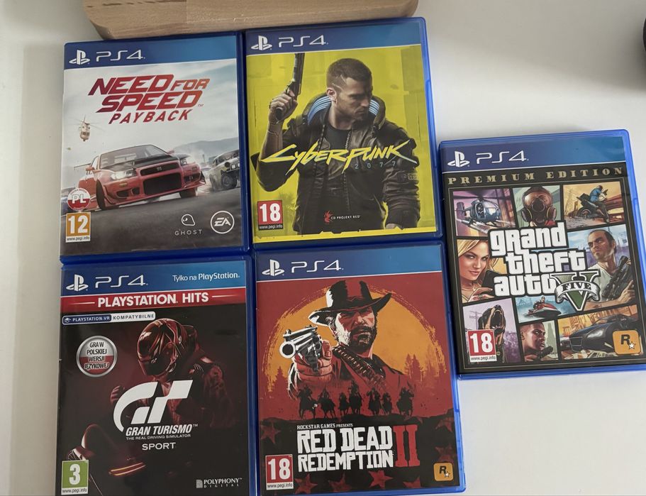 Konsola  PS4 PlayStation 4 Pro + gry i okablowanie