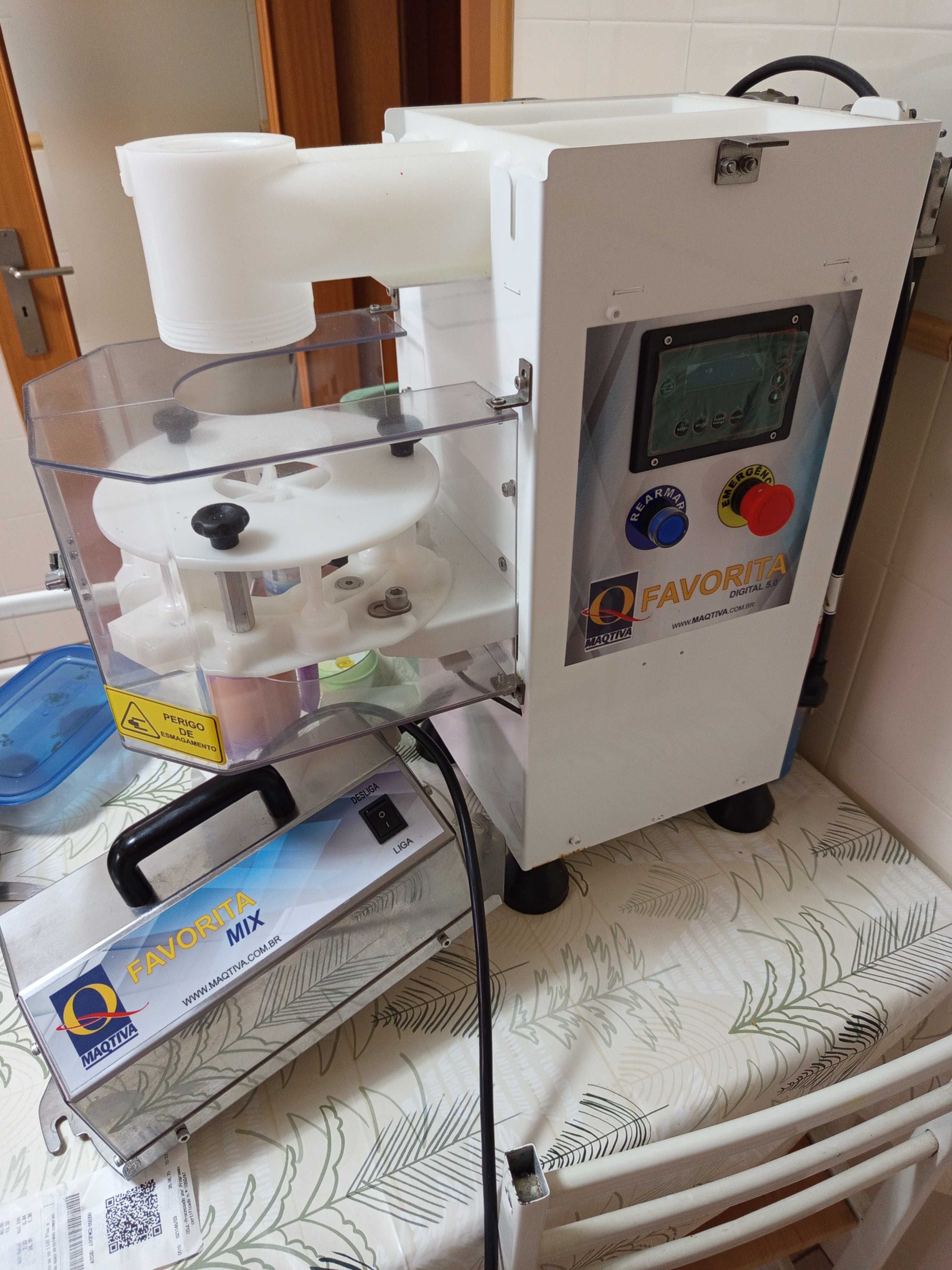 Máquina modeladora de salgados + masseira 10 kilos.