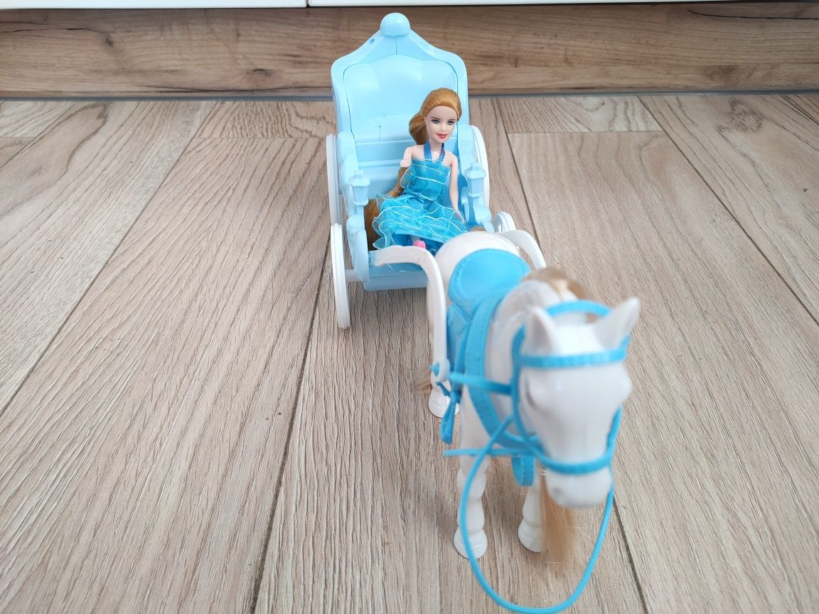 Karoca z lalką i koniem Nowa