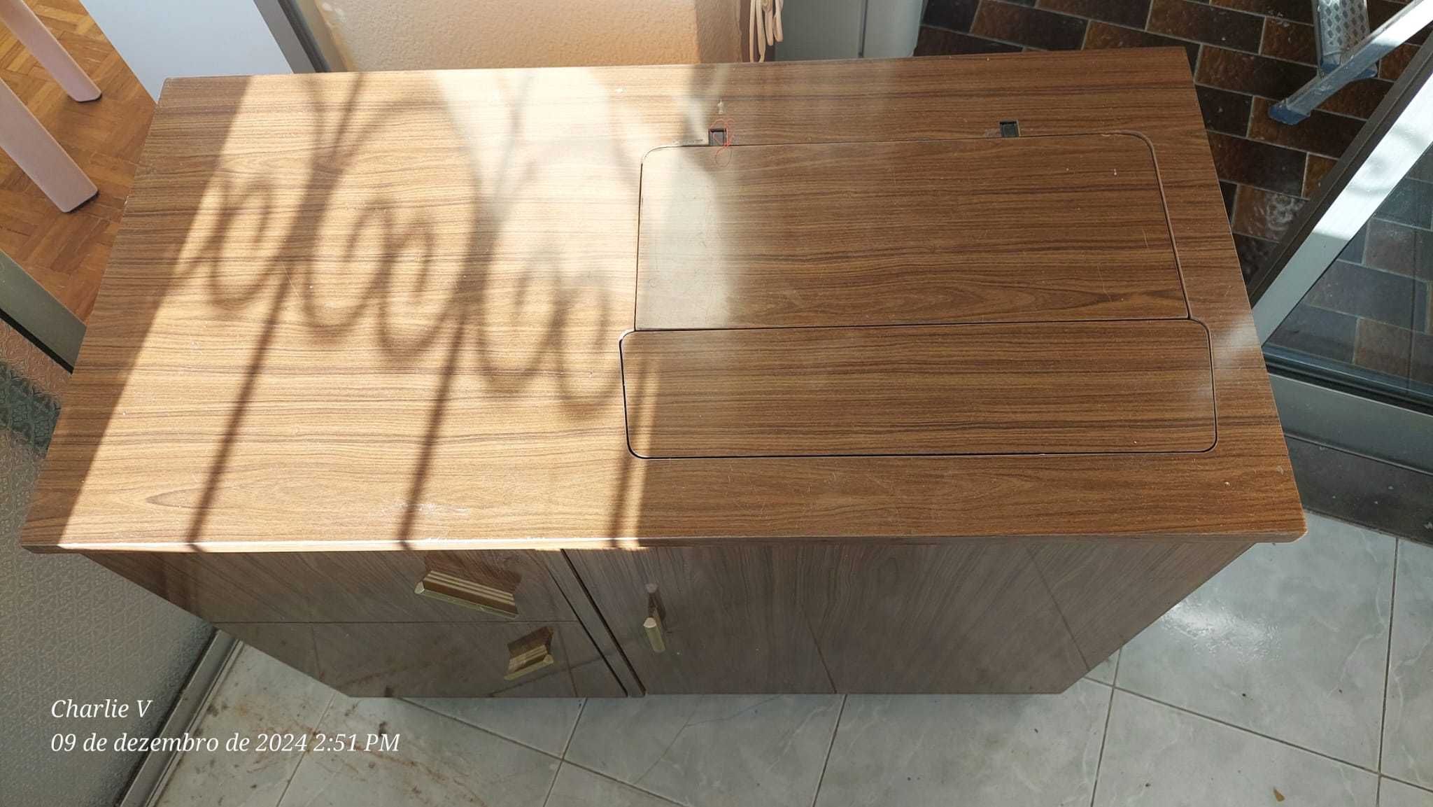 Máquina de Costura Singer 15K com móvel
