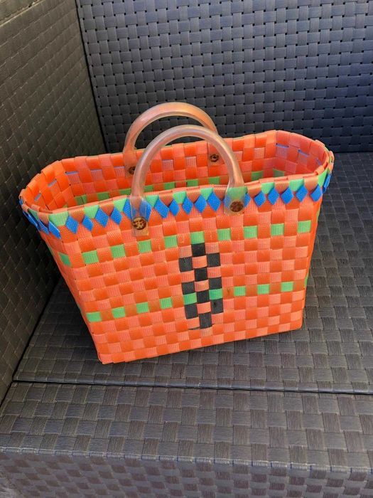 cesto de verga vermelho com mais cores