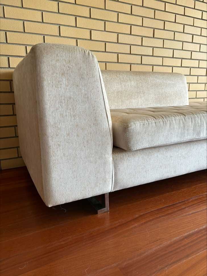 Sofa moderno em formato chaise longue